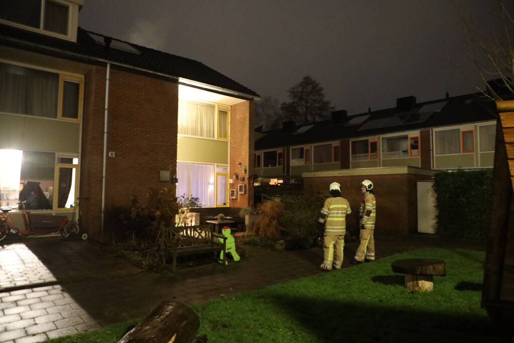 Brandweer veegt schoorsteen na vermoedelijke brand