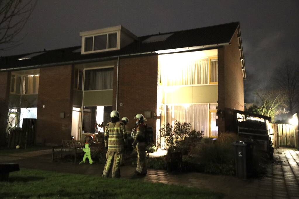 Brandweer veegt schoorsteen na vermoedelijke brand