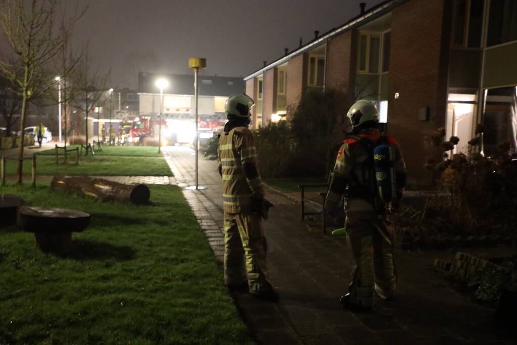 Brandweer veegt schoorsteen na vermoedelijke brand