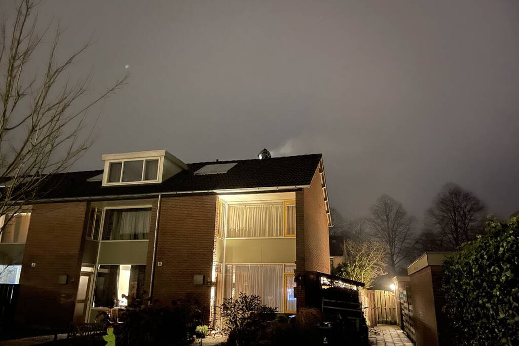Brandweer veegt schoorsteen na vermoedelijke brand