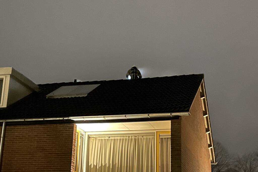 Brandweer veegt schoorsteen na vermoedelijke brand