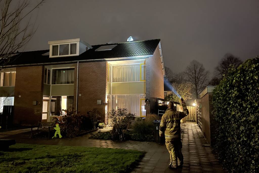 Brandweer veegt schoorsteen na vermoedelijke brand