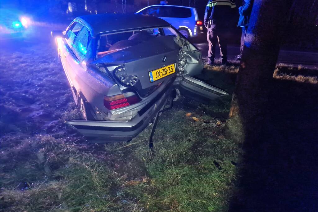 Auto slipt en komt tegen boom tot stilstand
