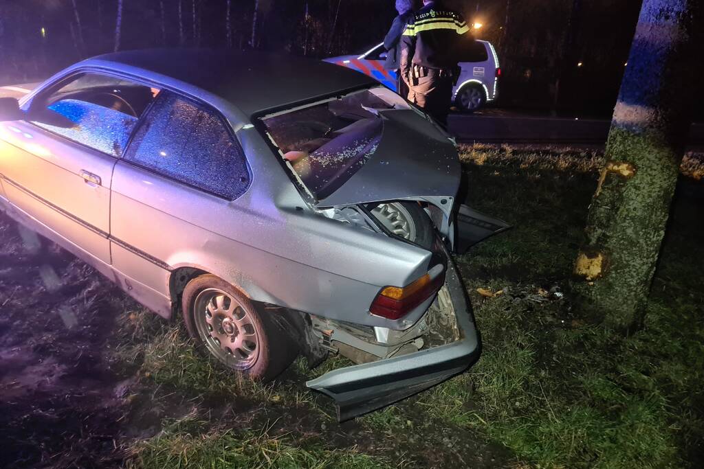 Auto slipt en komt tegen boom tot stilstand