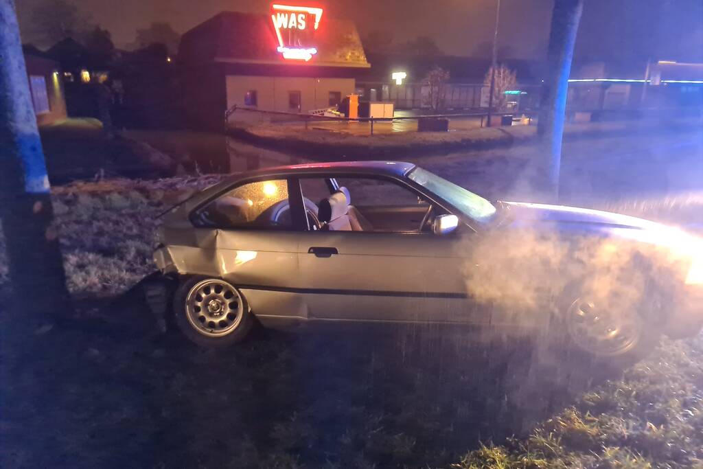 Auto slipt en komt tegen boom tot stilstand