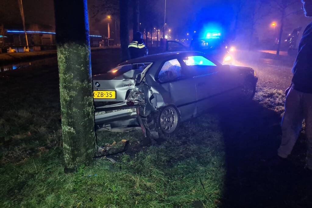 Auto slipt en komt tegen boom tot stilstand