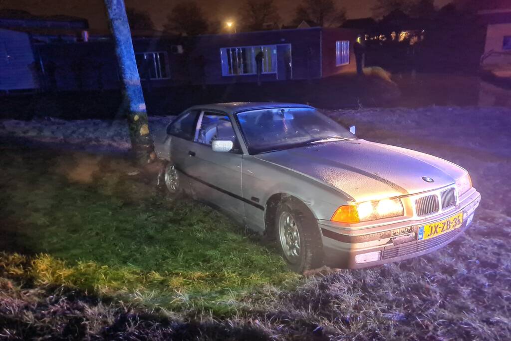 Auto slipt en komt tegen boom tot stilstand