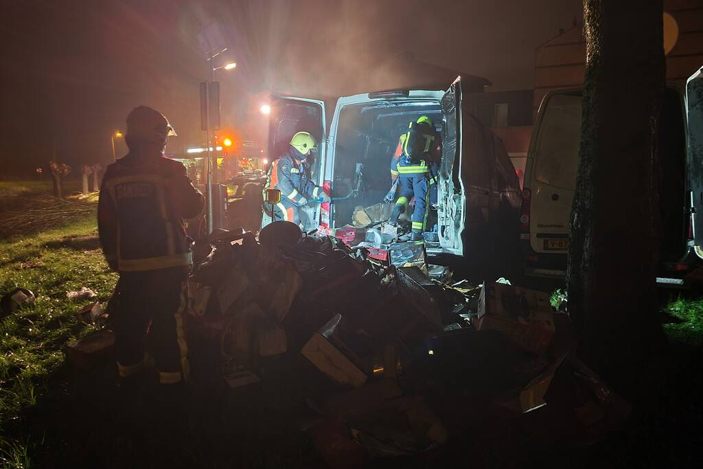 Postpakketten verwoest door brand in bestelbussen
