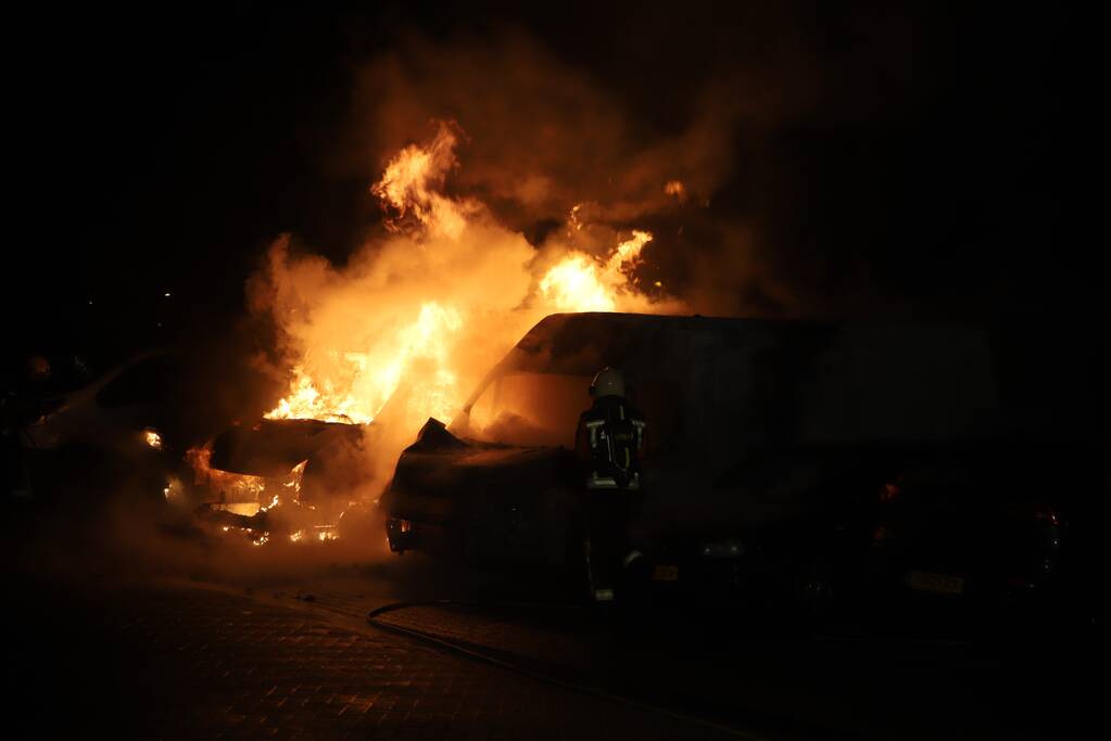 Postpakketten verwoest door brand in bestelbussen