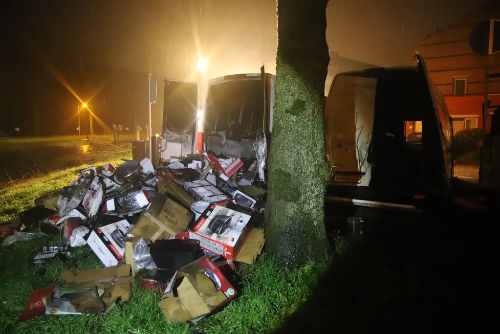 Postpakketten verwoest door brand in bestelbussen
