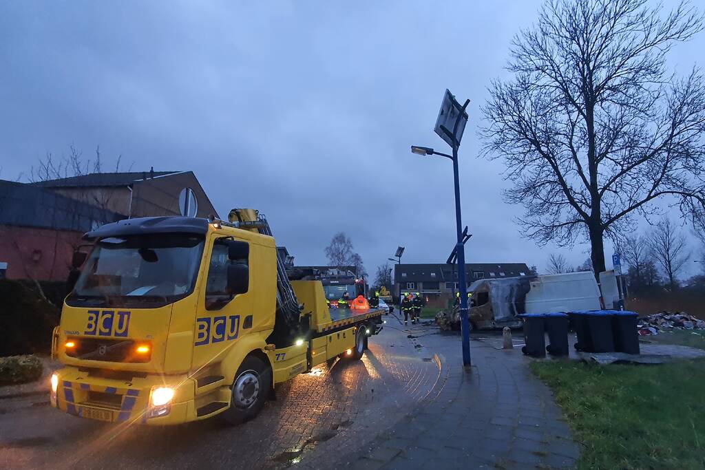 Postpakketten verwoest door brand in bestelbussen