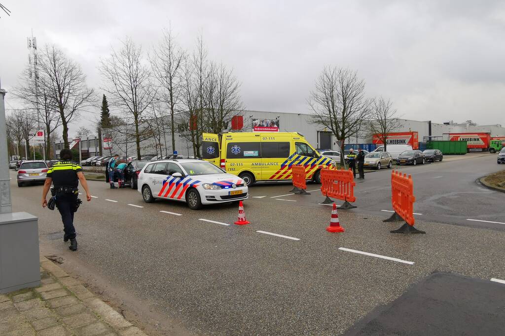 Twee voertuigen botsen op t-splitsing