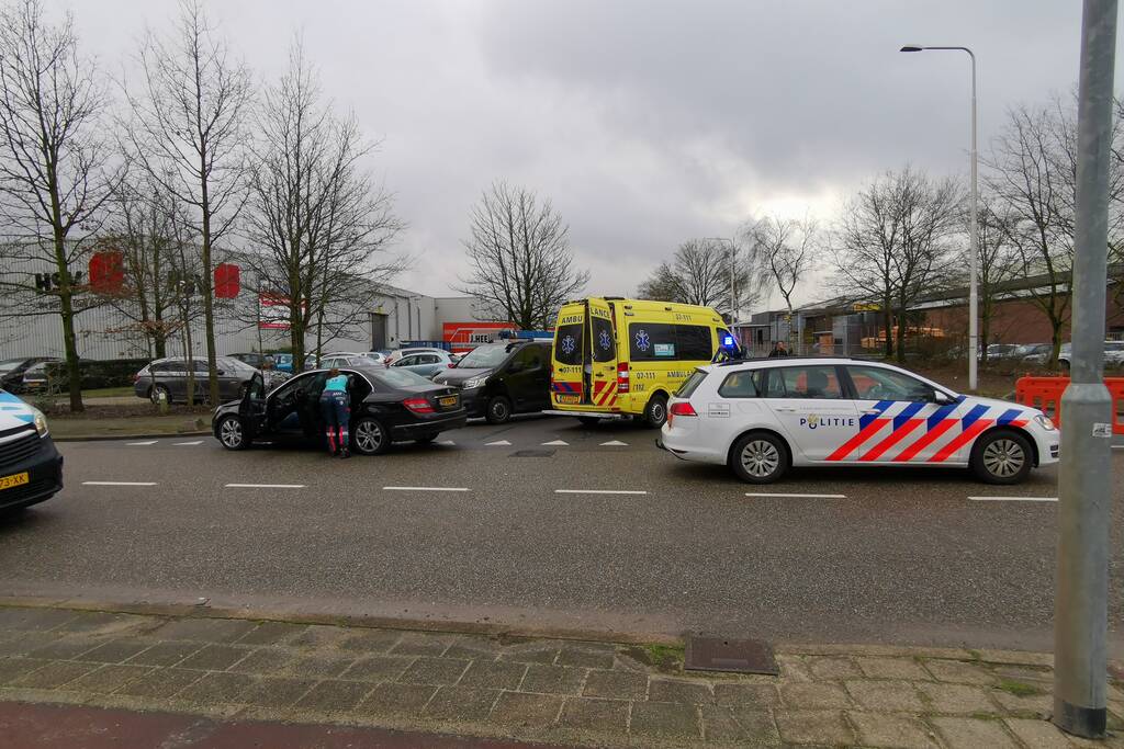 Twee voertuigen botsen op t-splitsing