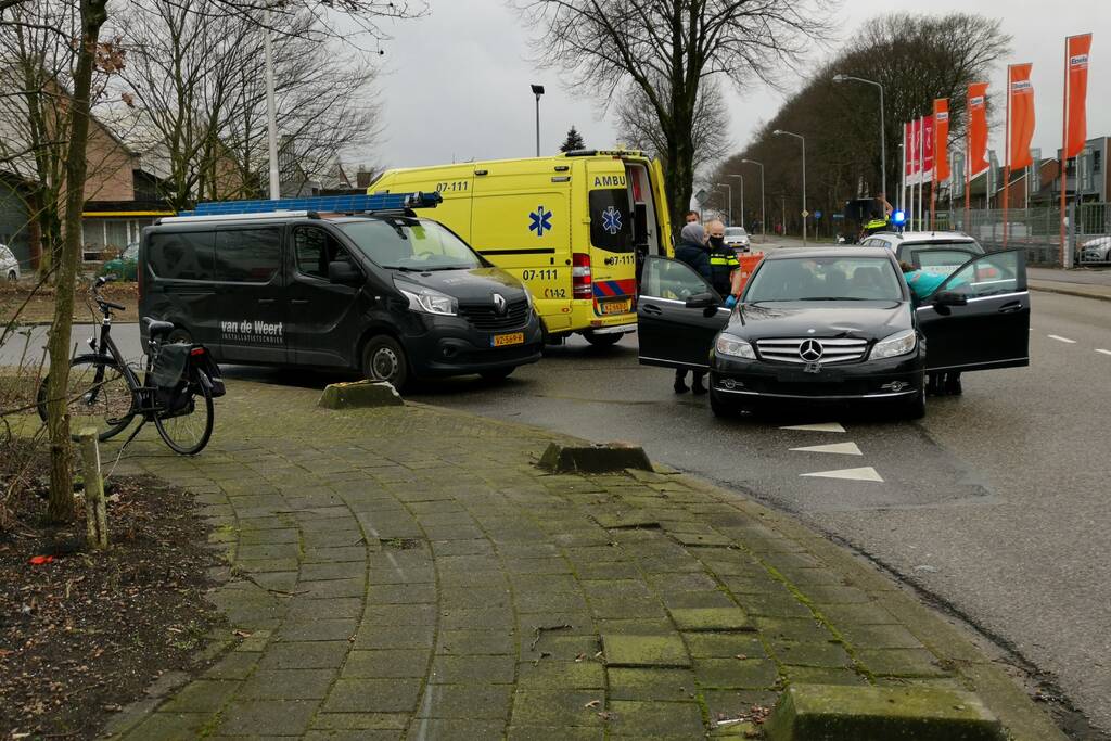 Twee voertuigen botsen op t-splitsing