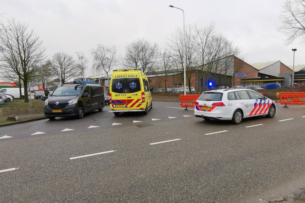 Twee voertuigen botsen op t-splitsing