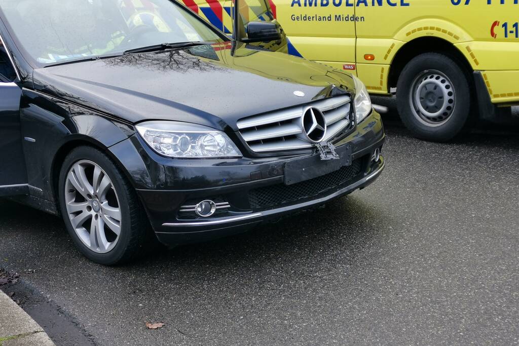 Twee voertuigen botsen op t-splitsing