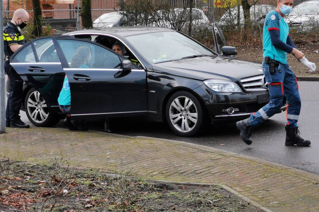 Twee voertuigen botsen op t-splitsing
