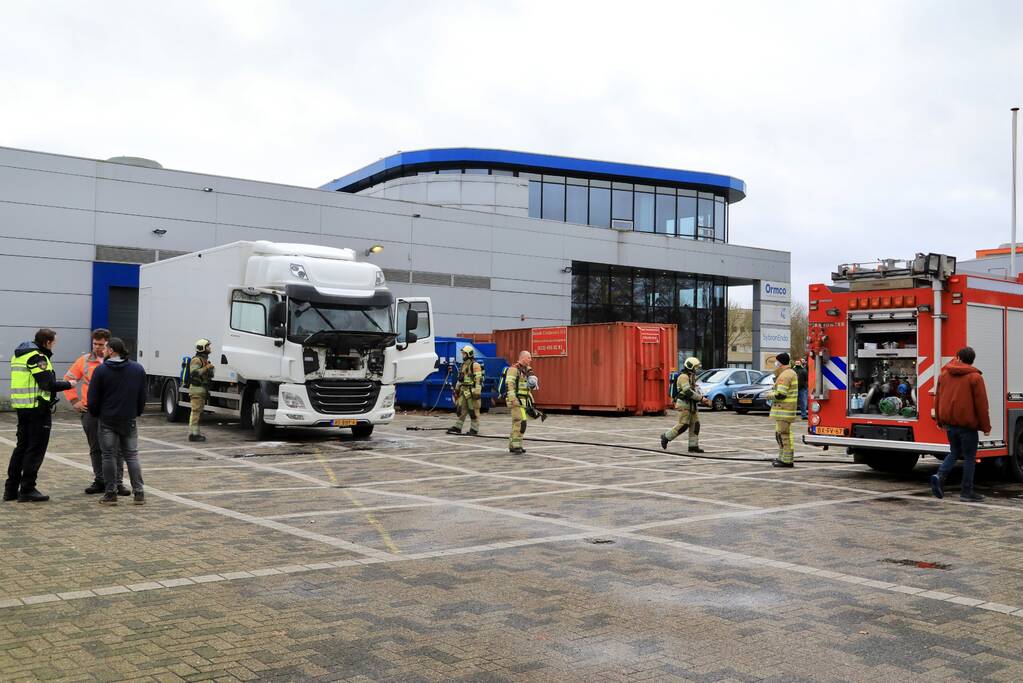 Brand in cabine van vrachtwagen