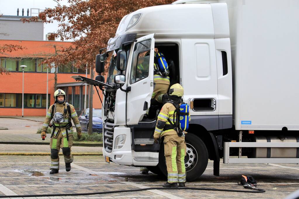 Brand in cabine van vrachtwagen
