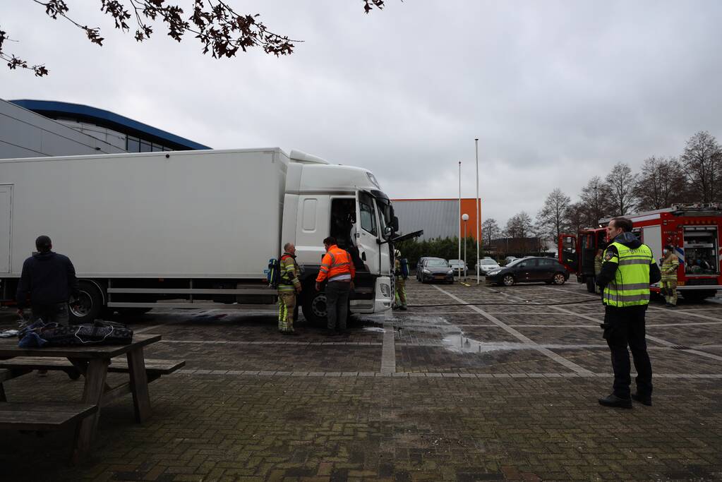 Brand in cabine van vrachtwagen