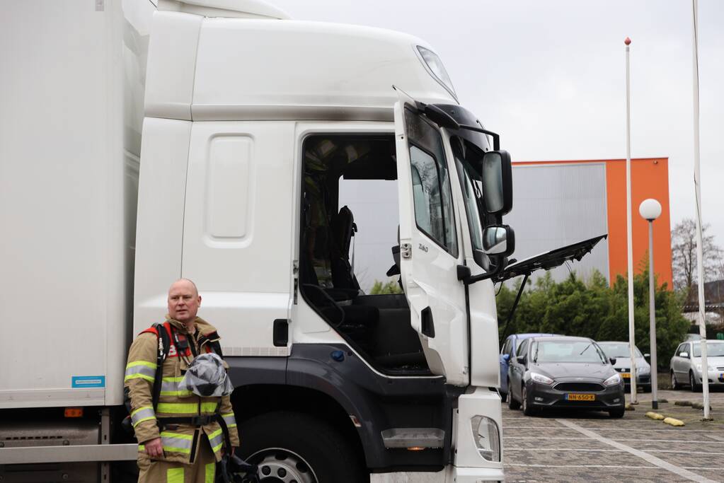 Brand in cabine van vrachtwagen