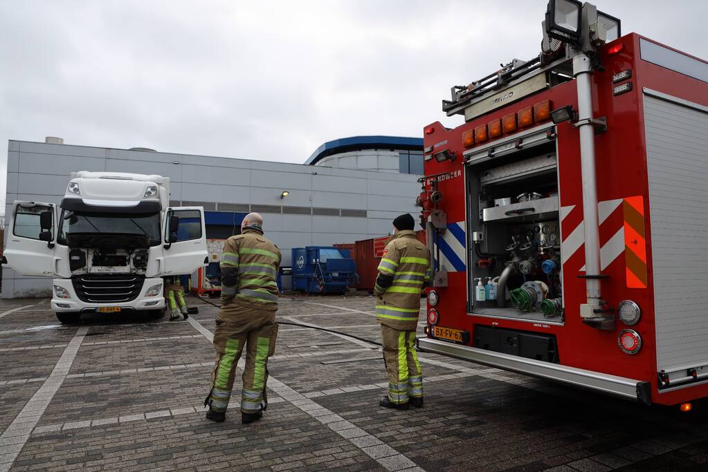Brand in cabine van vrachtwagen