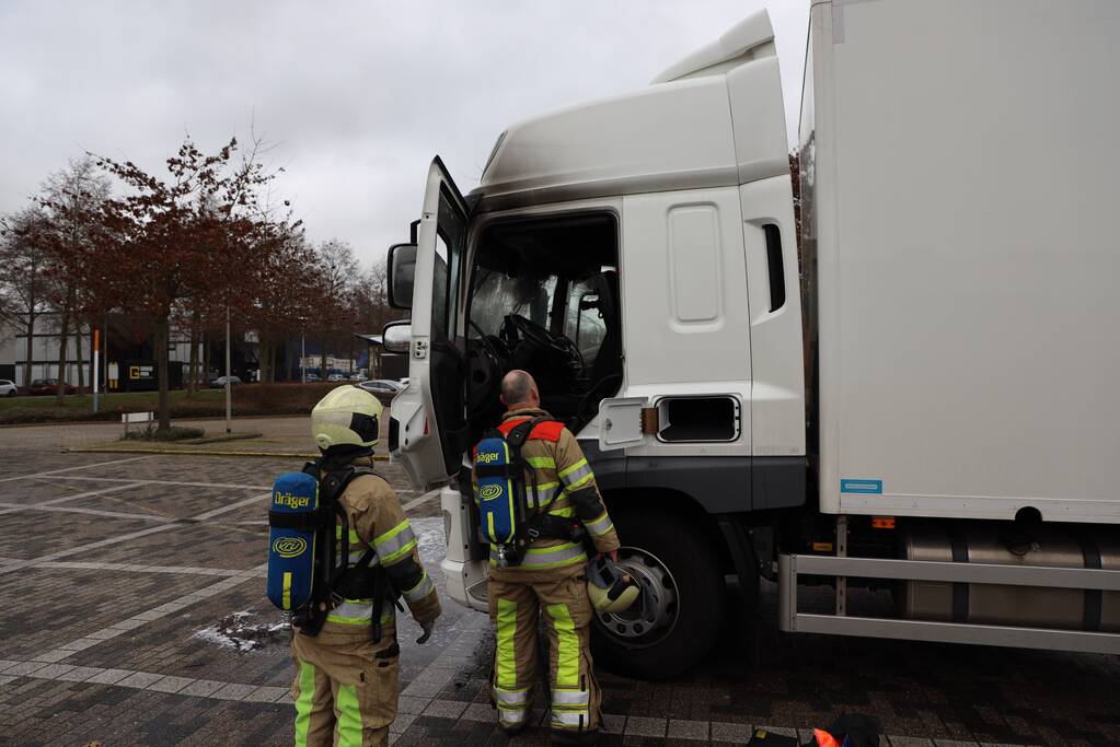 Brand in cabine van vrachtwagen
