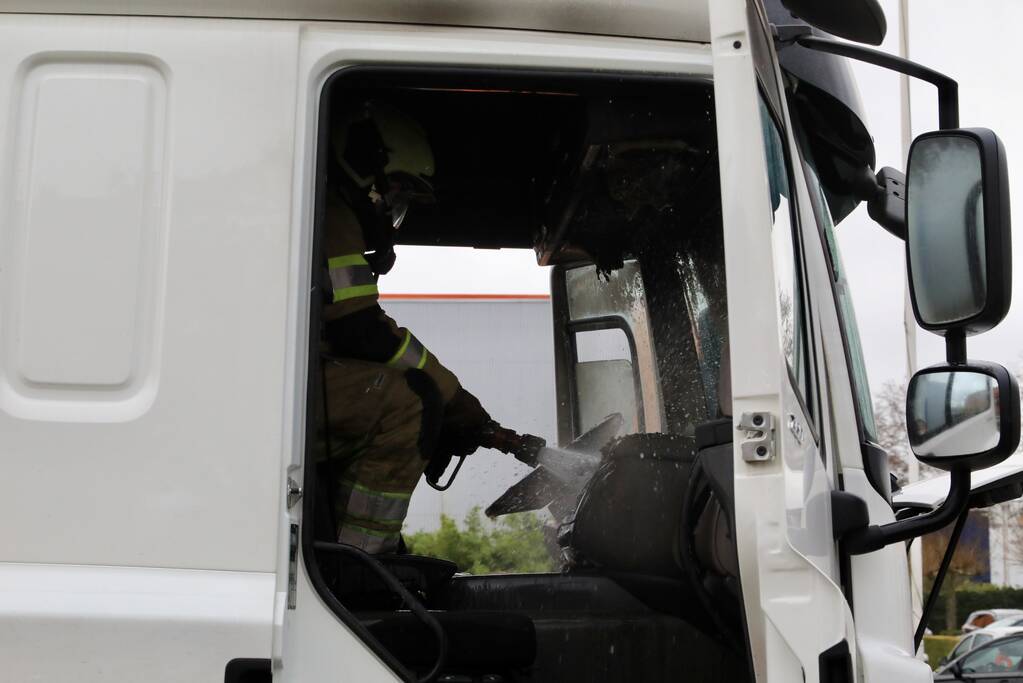 Brand in cabine van vrachtwagen