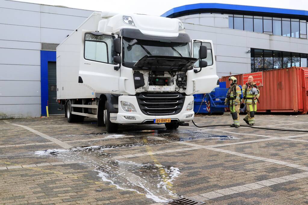 Brand in cabine van vrachtwagen