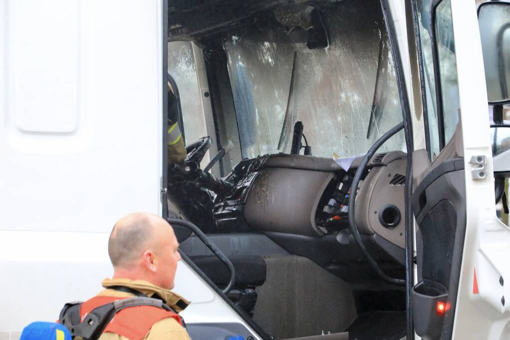Brand in cabine van vrachtwagen