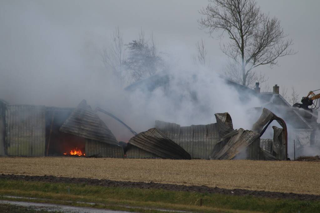 Brand in schuur met gestalde caravans