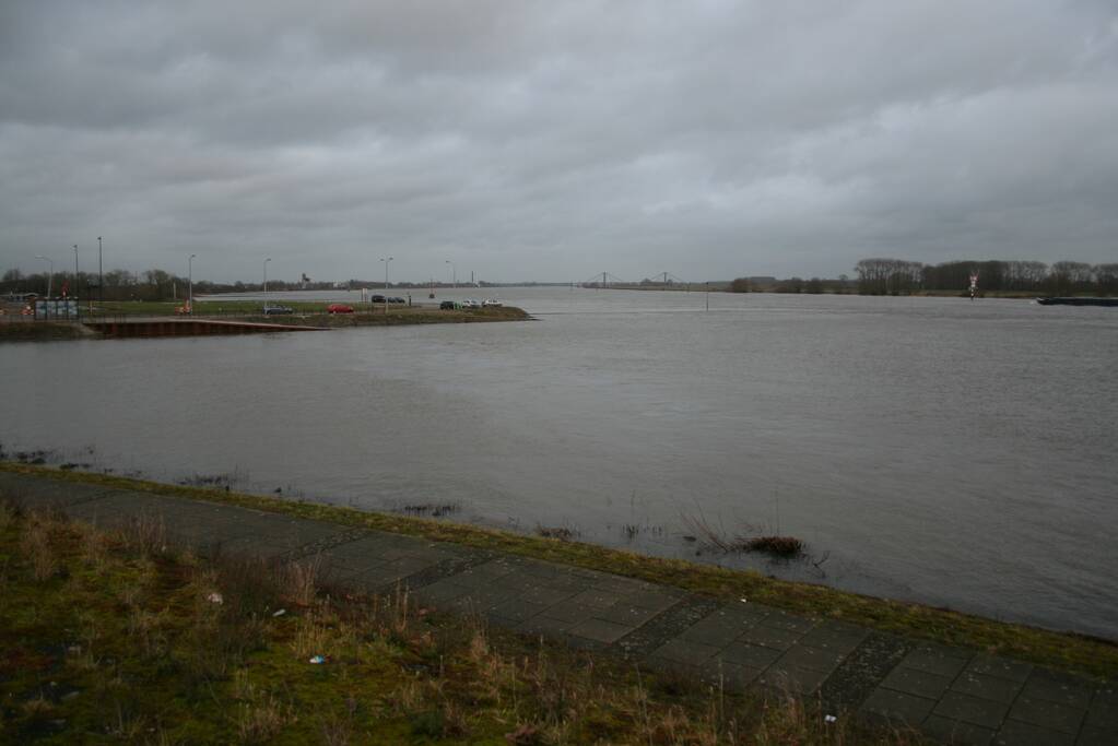 Water van De Waal staat flink hoog