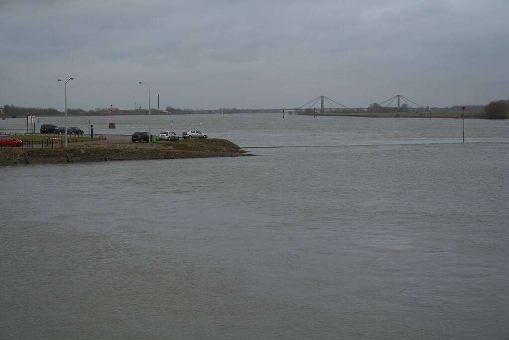 Water van De Waal staat flink hoog