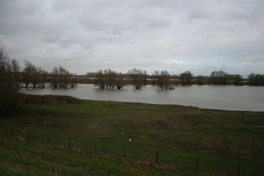 Water van De Waal staat flink hoog