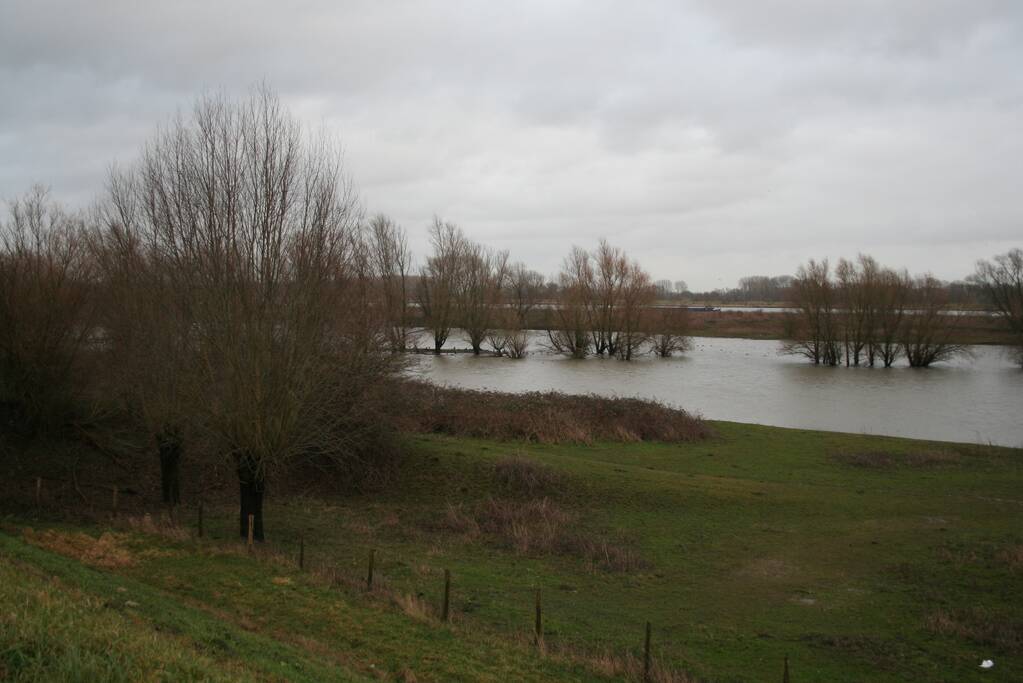 Water van De Waal staat flink hoog