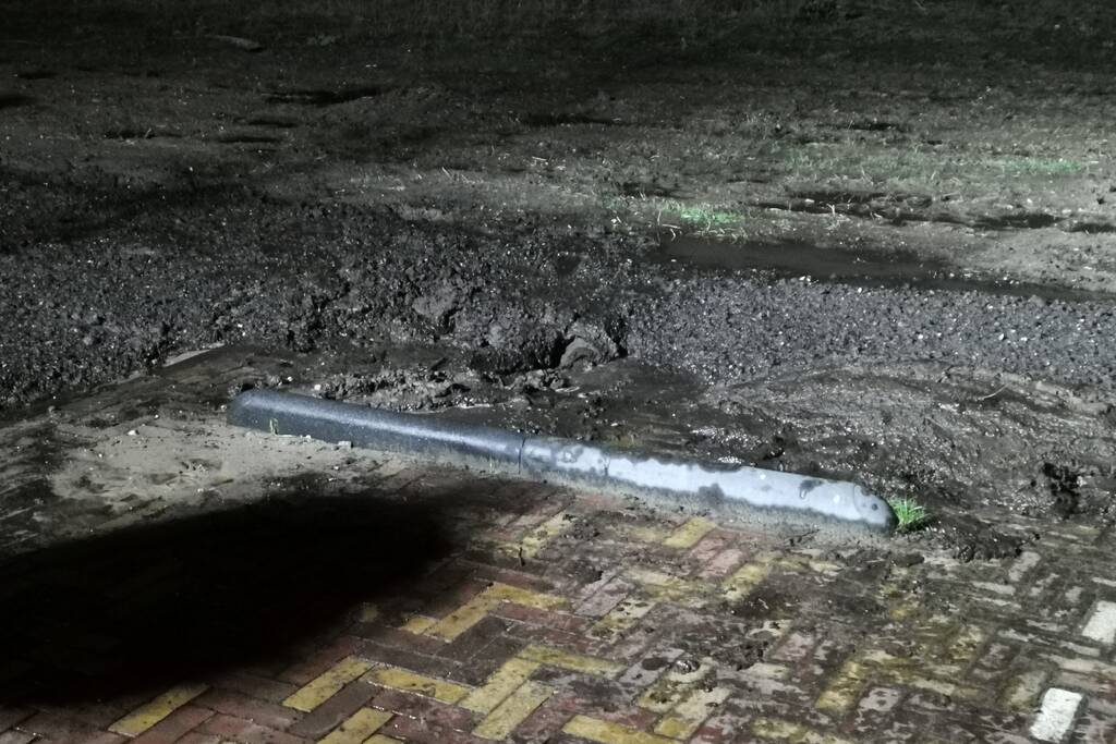 Vrouw zakt weg in drijfzand