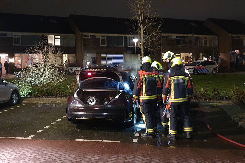 Binnenkant van auto in brand