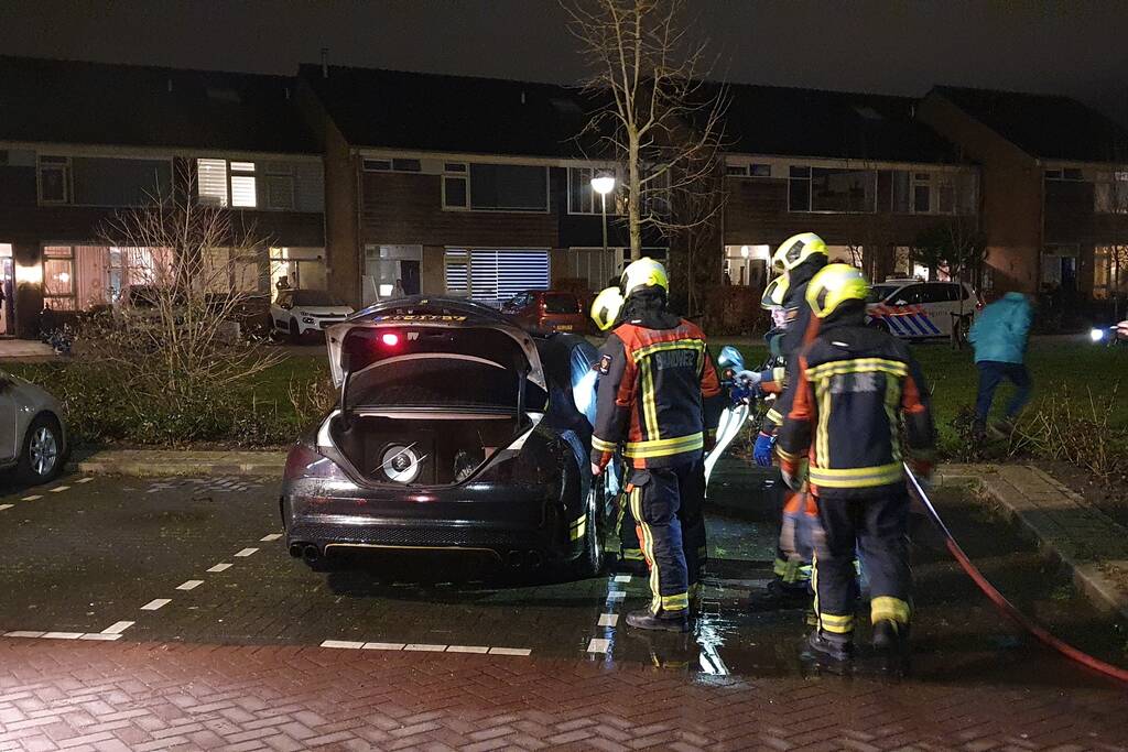 Binnenkant van auto in brand