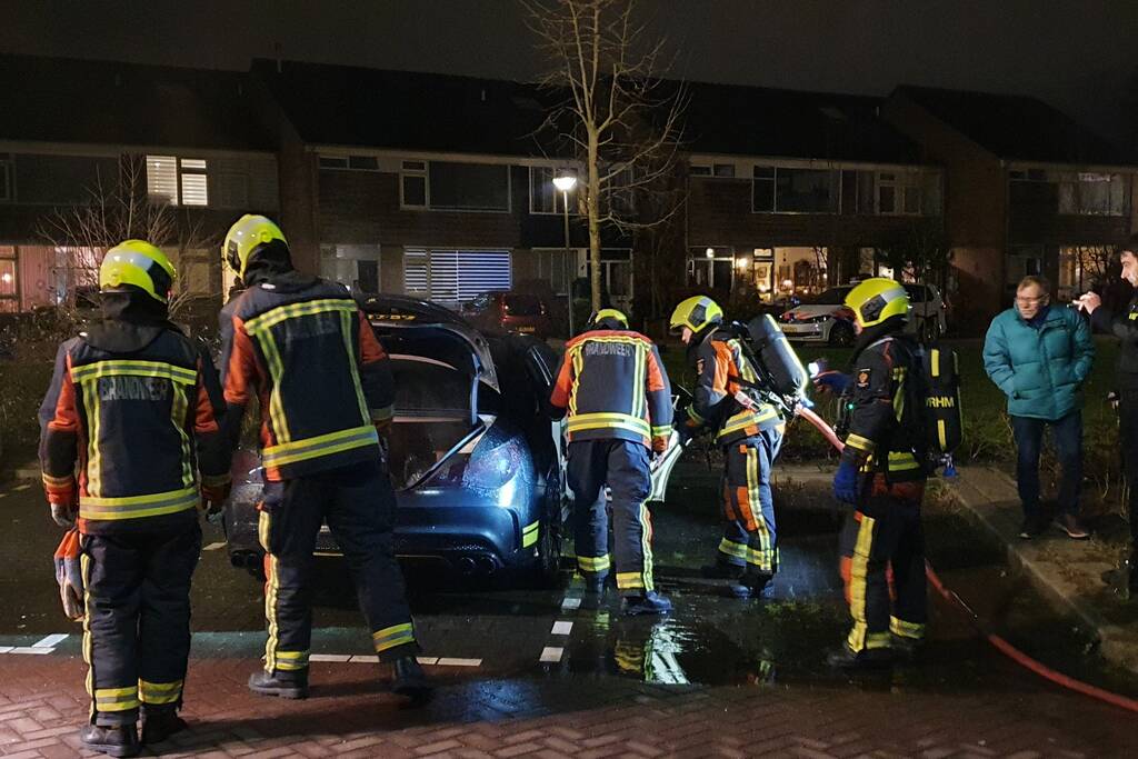 Binnenkant van auto in brand