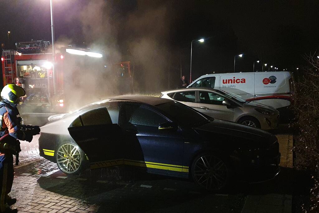 Binnenkant van auto in brand