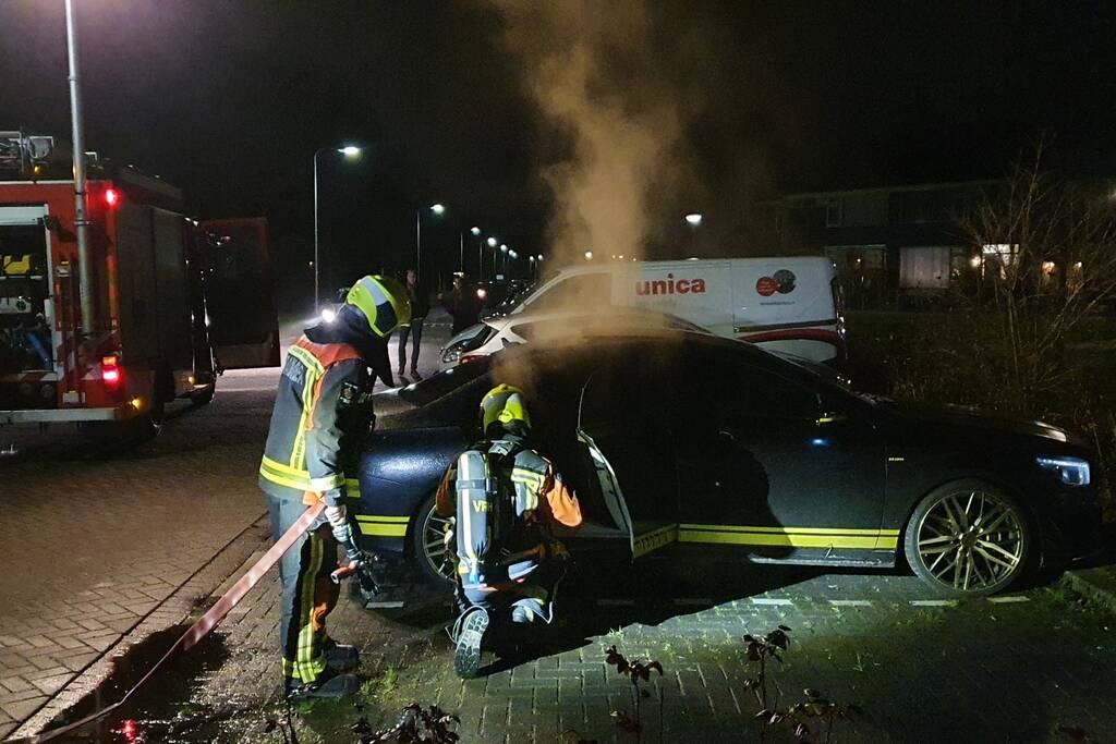 Binnenkant van auto in brand