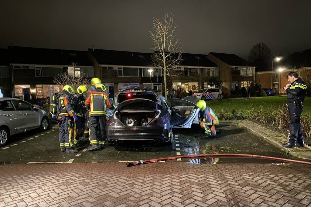 Binnenkant van auto in brand