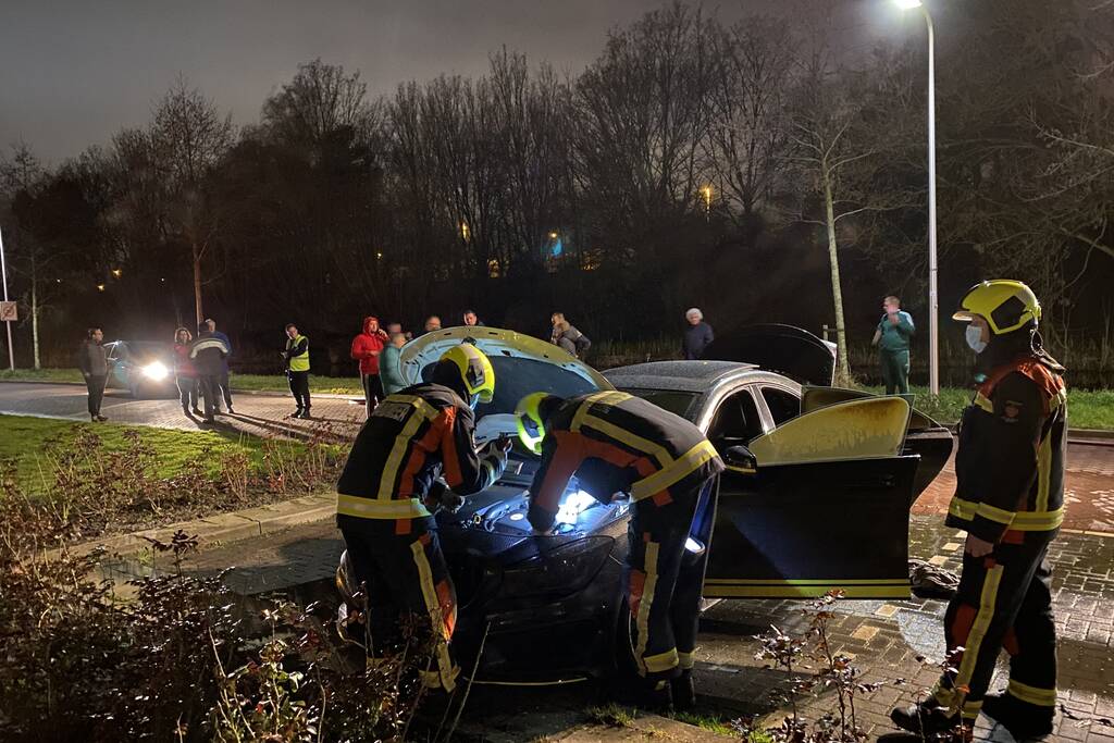 Binnenkant van auto in brand