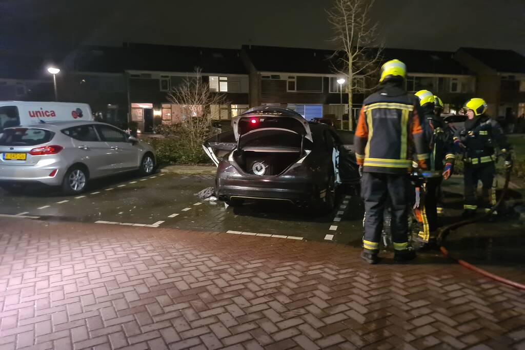 Binnenkant van auto in brand