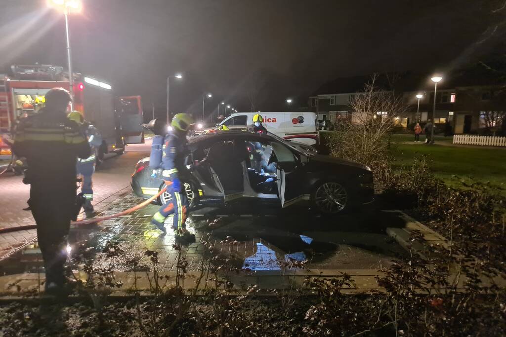 Binnenkant van auto in brand