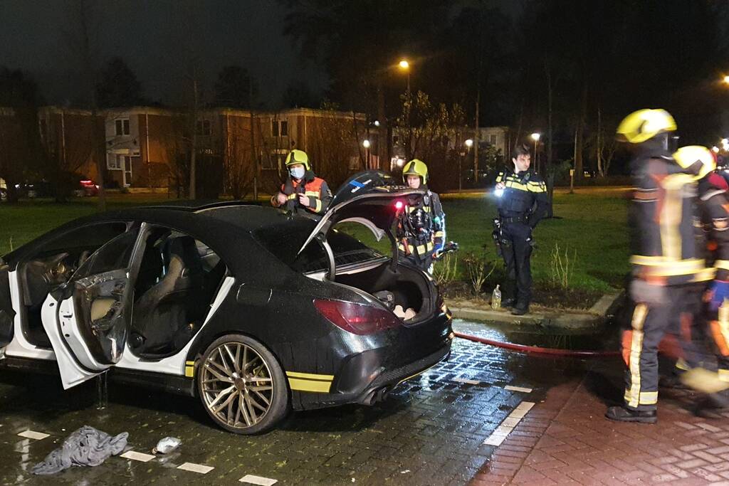 Binnenkant van auto in brand