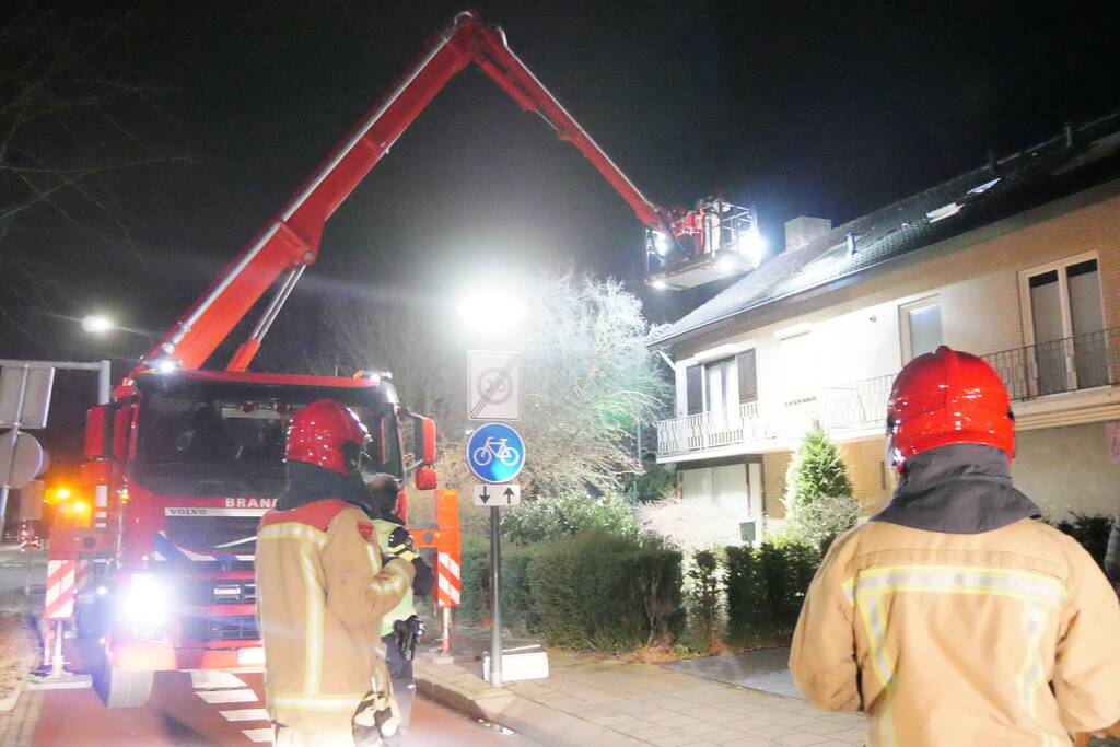 Brandend voorwerp op dak van woning