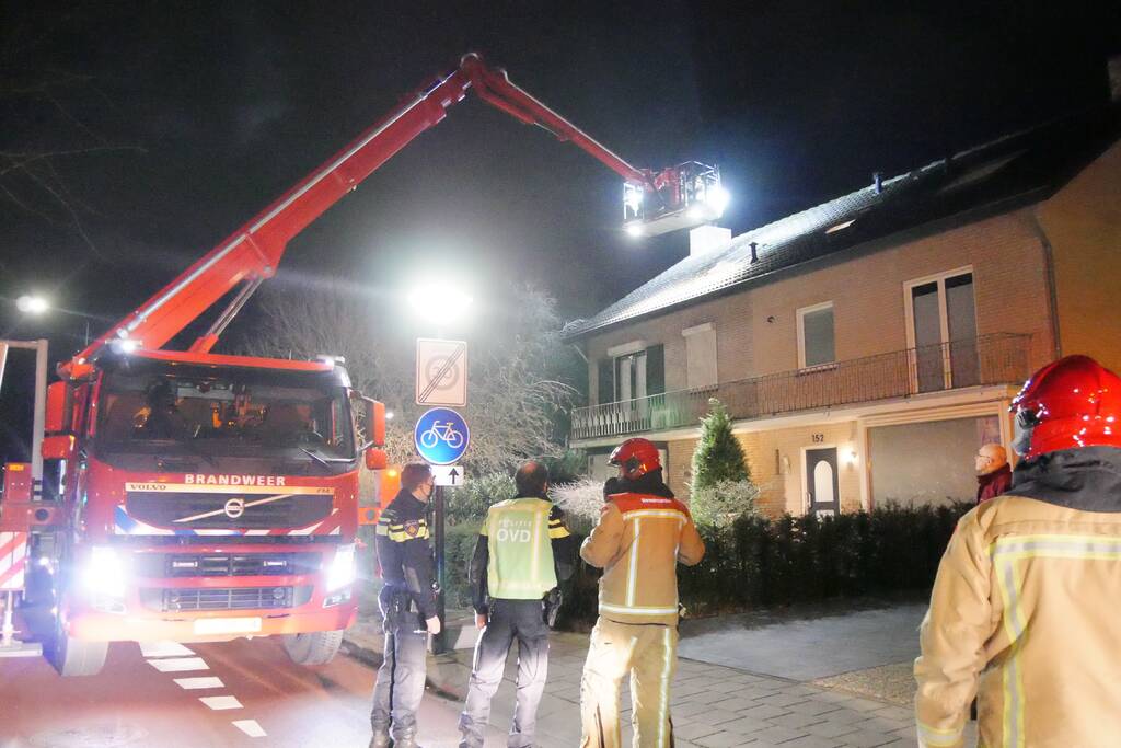 Brandend voorwerp op dak van woning