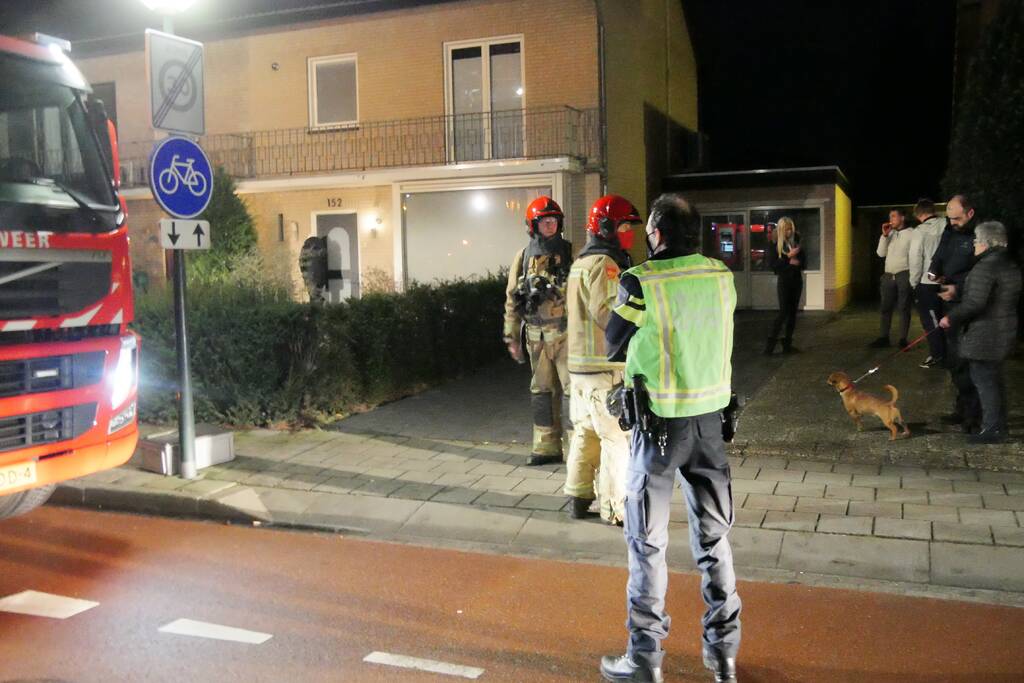 Brandend voorwerp op dak van woning