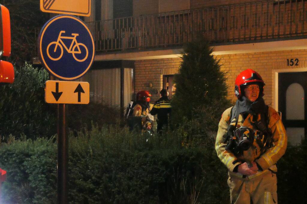 Brandend voorwerp op dak van woning